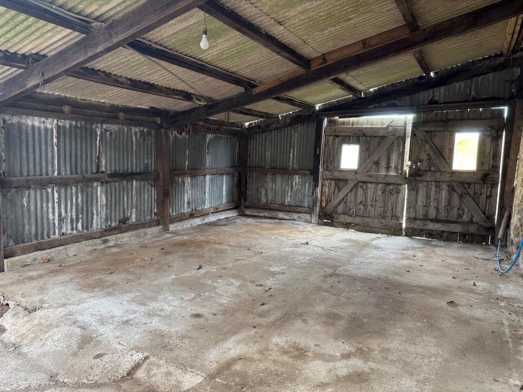 Lot: 53 - TRADITIONAL FARMHOUSE FOR IMPROVEMENT WITH BARNS AND OUTBUILDINGS ON A 2.5 ACRE PLOT - An Internal Look at Another of the Barns